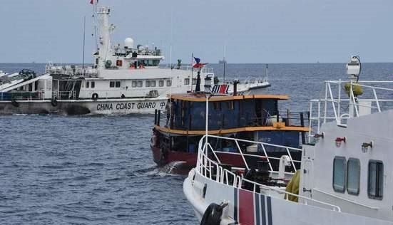 中国海警船と衝突して停泊中のフィリピン補給船。［写真　ＡＦＰ＝聯合ニュース］