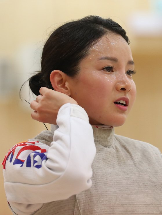 元フェンシング韓国代表のナム・ヒョンヒが２０１８年に訓練している様子。中央フォト