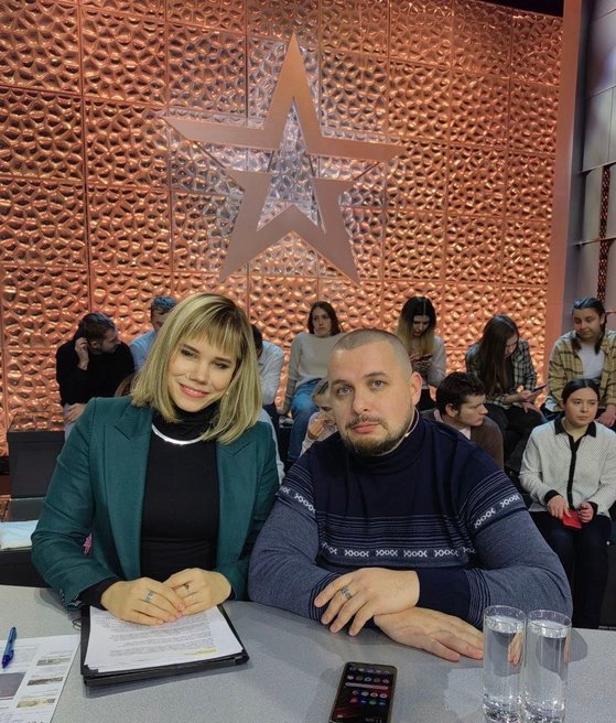 ロシアのプーチン大統領の思想的師匠であるアレクサンドル・ドゥーギン氏の娘のダリア・ドゥギナ氏（左）と軍事ブロガーのウラドレン・タタルスキー氏（右）。［写真　ツイッター　キャプチャー］