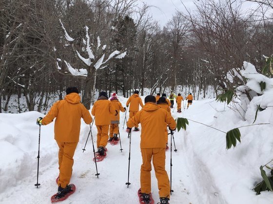 日本の北アルプスで東南アジア観光客が注目トレッキングをしている（記事内容とは関係ありません）。［中央フォト］