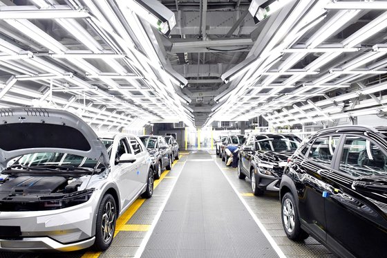 ヒョンデ蔚山工場で電気自動車「アイオニック５」を生産している。［写真　ヒョンデ］