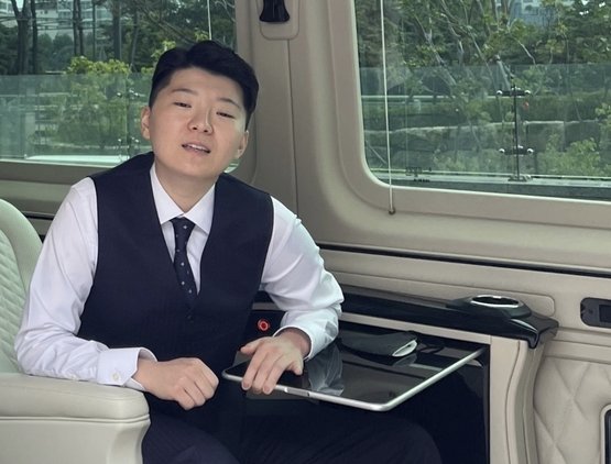 元フェンシング韓国代表ナム・ヒョンヒさんの再婚相手で過去に詐欺犯罪の前歴、財閥３世詐称などで話題になっているチョン・チョンジョ氏がリムジン車両に座っている姿。［写真　キム・ミンソク議員］