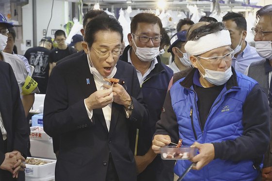 東京豊洲市場を訪れた岸田首相。［写真　聯合ニュース］