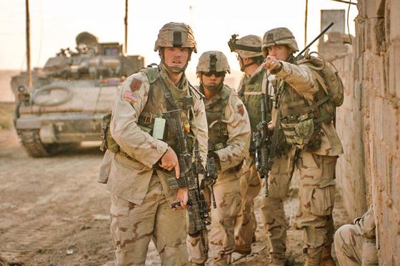 ２００４年１１月１５日のファルージャの戦闘当時、米陸軍第１歩兵師団第３旅団偵察チームのモリソン大尉（右）が方向を指示している。米陸軍