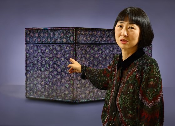日本からの「螺鈿菊花唐草文様箱」返還にかかわった国外所在文化財財団のカン・ヘスン流通調査部長が高麗螺鈿の特徴を説明している。　キム・ヒョンドン記者