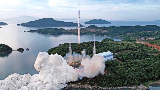 エンジン故障で西海に墜落した北朝鮮の衛星運搬ロケットの発射場面［写真　聯合ニュース］