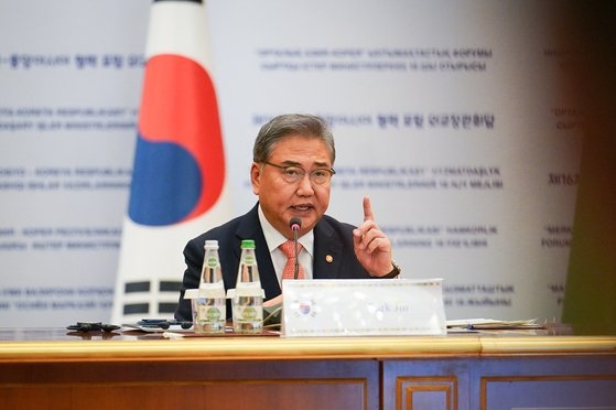 韓国外交部の朴振長官が１日にトルクメニスタンのアシガバートで開かれた第１６回韓国中央アジア協力フォーラムで発言する様子。［写真　韓国外交部］