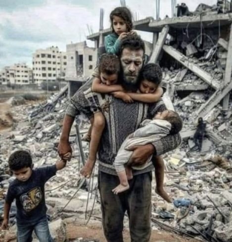 パレスチナのガザ地区で、一人の男性が５人の子供を連れてイスラエル軍空襲で倒壊した建物の残骸の中を歩いて出ている。しかし、この写真は人工知能（ＡＩ）によって生成されたことが分かった。［駐フランス中国大使館Ｘ（旧ツイッター）　キャプチャー］