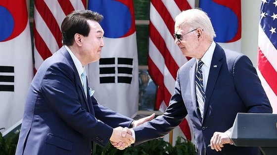 尹錫悦大統領とバイデン米大統領が４月にワシントンのホワイトハウスで韓米首脳会談をした後あいさつする姿。カン・ジョンヒョン記者