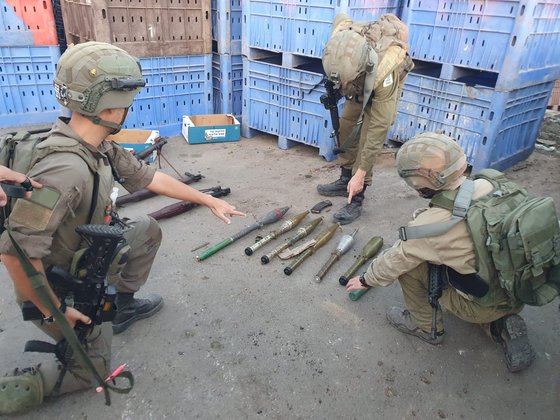 イスラエル軍（ＩＤＦ）はハマスから押収した武器をホームページで１１日に公開した。左側の将兵が指を指している武器は北朝鮮製Ｆ－７ロケット推進式擲弾（ＲＰＧ）発射機と推定される。　［ＩＤＦホームページ　キャプチャー］