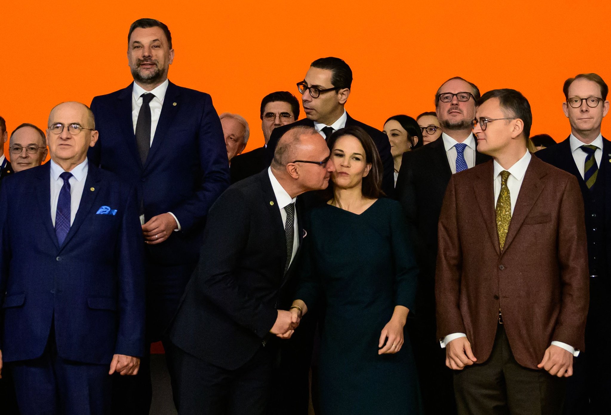 ドイツ外相にキスをするクロアチア外相。［写真　ＡＦＰ＝聯合ニュース］