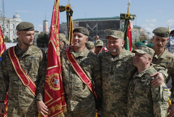 将兵らと写真を撮影しているウクライナ軍総司令官（左から３番目）［写真　ＥＰＡ＝聯合ニュース］