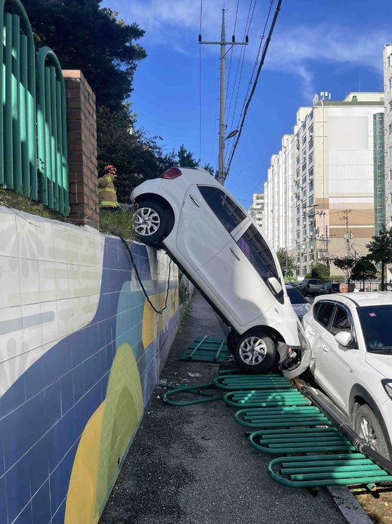 強風のため歩道に落ちた乗用車　［聯合ニュース］