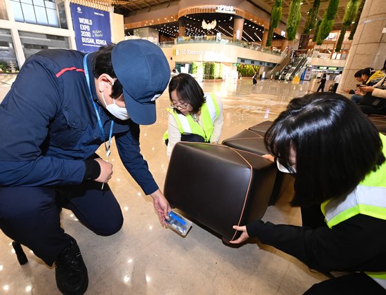 今月７日、金浦国際空港ターミナル内の旅客休憩所にトコジラミ専用モニタリングキット（トラップ）を設置する様子。［写真　韓国空港公社］