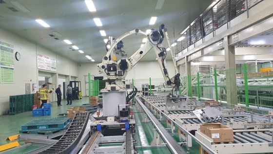 産業用ロボットの誤作動などによる重大事故が相次いだ。写真は７日に死亡事故が発生した作業場の産業用ロボット。　［写真　慶南消防本部］