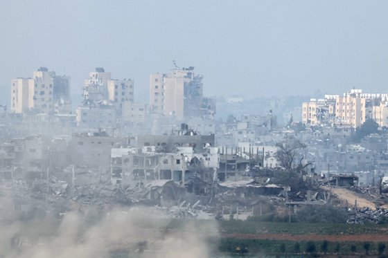 イスラエルの空爆で廃虚に変わった建物。［写真　ＥＰＡ＝聯合ニュース］