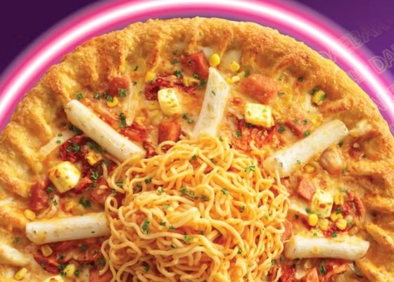 今年９月に発売を広報したピザハットシンガポールのプデチゲピザ。［写真　ピザハット　ホームページ　キャプチャー］