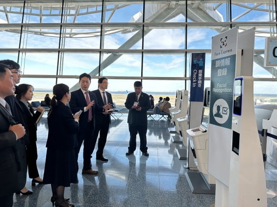 韓国空港公社の尹亨重社長（右から３人目）が１３日、羽田空港第２ターミナルを訪問して搭乗手続き施設を視察している。［写真　韓国空港公社］