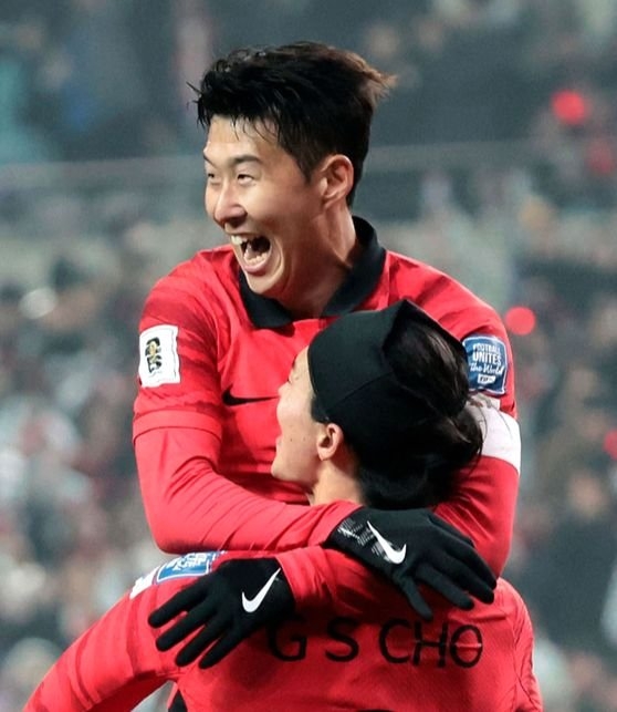 韓国代表が１６日、ソウルＷ杯競技場で行われた２０２６北中米Ｗ杯アジア２次予選の初戦でシンガポールに５－０で勝利した。趙圭誠（チョ・ギュソン、下）と抱き合って喜ぶ孫興慜（ソン・フンミン）。　チョン・ミンギュ記者