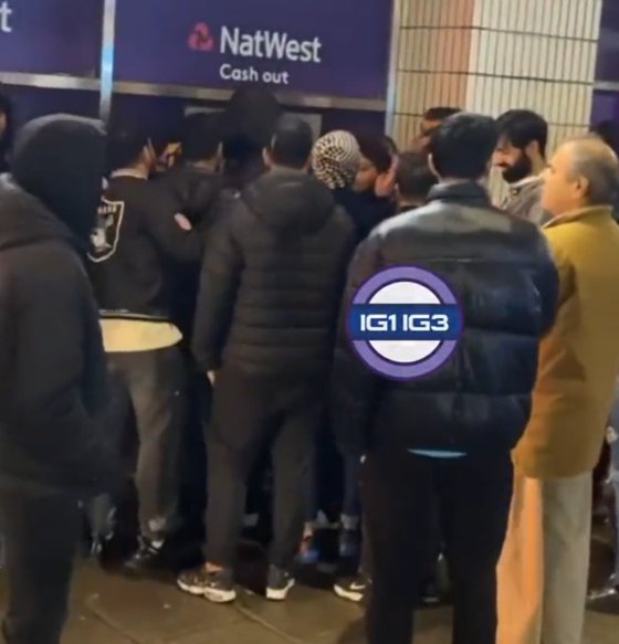 英国のＡＴＭに殺到した人々  ［Ｘ　キャプチャー］
