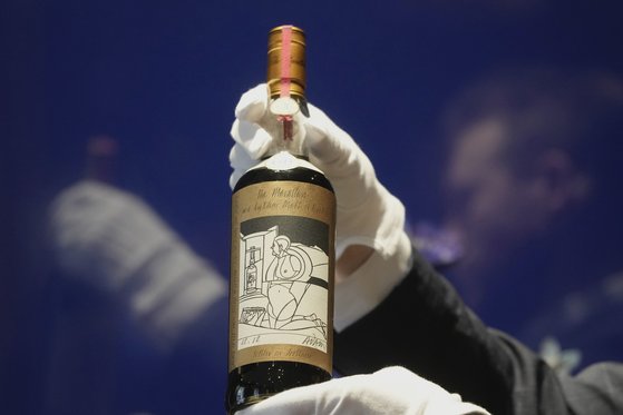 世界最高価格のウイスキー「ザ・マッカラン１９２６」。［写真　ＡＰ＝聯合ニュース］