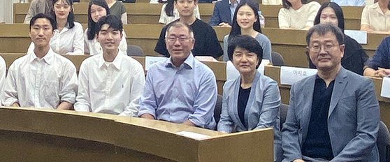 鄭義宣会長（前列中央）が延世大学講義室で授業参観後に記念撮影をしている。［写真　延世大学］