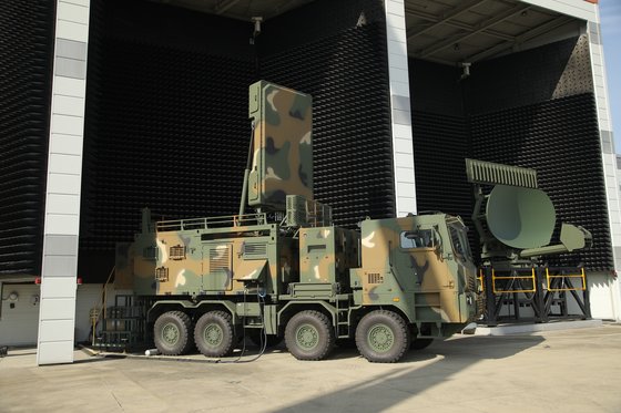 陸軍多連装ロケット（ＭＬＲＳ）チョンムと同じ車両を共有する「対砲兵探知レーダーII（天鏡II）」　［写真　防衛事業庁］