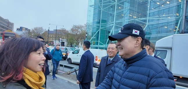 ロンドン市内を散歩して日本人と挨拶する尹大統領。［写真　韓国大統領室］