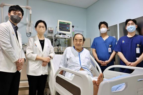 北海道苫小牧市の岩倉博文市長（７３・中央）が仁荷（インハ）大学病院で退院一日前に関係者と記念写真を撮影している。［写真　仁荷大学病院］