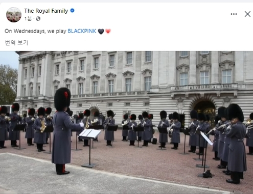 英王室がＢＬＡＣＫＰＩＮＫの曲を演奏する姿。［写真　英王室公式フェイスブック］