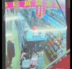 中国のスーパーで床が抜けて穴ができる様子。［映像　ｄｏｃｎｈａｎｈ］