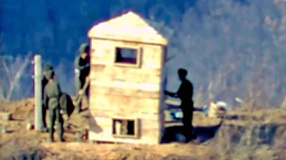 北朝鮮軍が９・１９南北軍事合意で破壊した非武装地帯（ＤＭＺ）内の最前方監視哨所（ＧＰ）に兵力と装備を投じて監視所を設置中であることが分かったと軍当局が２７日、明らかにした。監視所を設置中の北朝鮮軍兵士。［写真　韓国国防部］