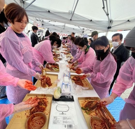 ２３日、東京新宿で開かれた「キムチの日」行事で市民がキムチ漬け体験をしている。キム・ヒョンイェ特派員