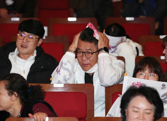 万博開催地選定に失敗し頭を抱えて残念がる釜山市民。［写真　ニュース１］