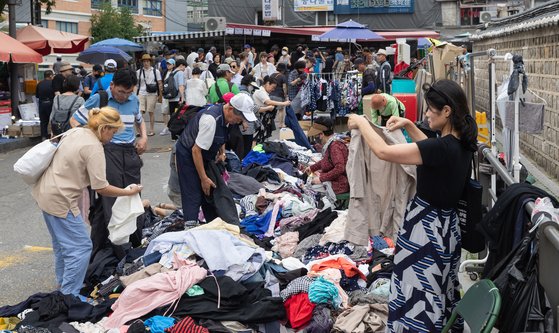 ソウル東廟（トンミョ）市場で古着を物色する市民と観光客。最近ではいわゆる「掘り出し物」好きな日本人観光客の姿もよく見かけるようになった。チェ・ギウン記者