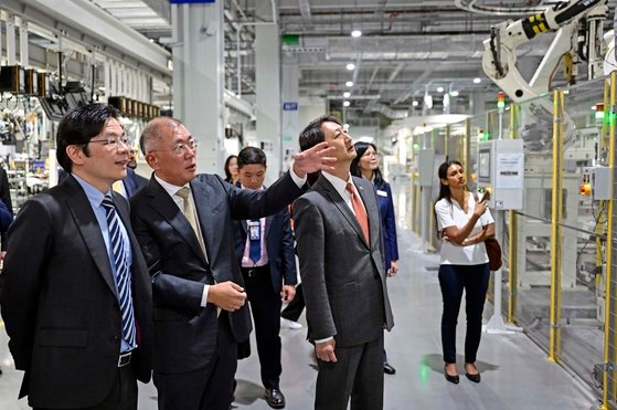 現代自動車グループの鄭義宣会長（右）とシンガポールのローレンス・ウォン副首相（左）が２１日に現代自動車グループのグローバル革新センターを視察している。［写真　ヒョンデ］