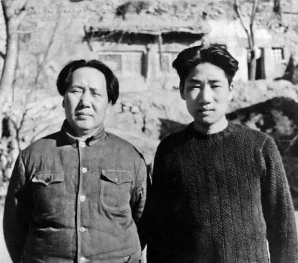 中国の毛沢東初代主席（左）と韓国戦争で死亡した息子・毛岸英氏。［百度　キャプチャー］