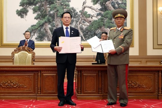 ２０１８年９月１９日、当時の宋永武（ソン・ヨンム）韓国国防部長官と努光鉄（ノ・グァンチョル）北朝鮮人民武力相が軍事合意文に署名した後、交換している。　［平壌写真共同取材団］