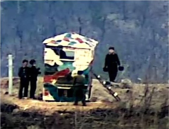 北朝鮮軍は９・１９軍事合意に基づき破壊したＤＭＺ内のＧＰを再設置し、兵力・武器を再投入した。　［写真　国防部］