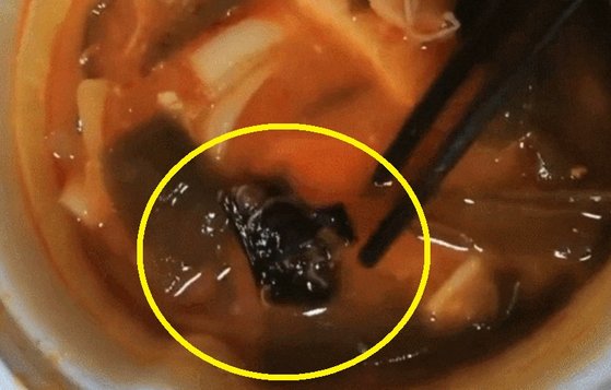 中国の有名食品会社が販売している即席麻辣湯から、最近コウモリの胴体とみられる異質物が出てきて問題となっている。［写真　微博　キャプチャー］