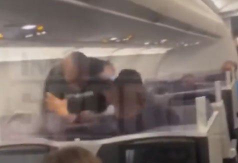 タイソンさんが飛行機の中で暴力を振るっている姿［ＴＭＺ　ｓｐｏｒｔｓ映像　キャプチャー］