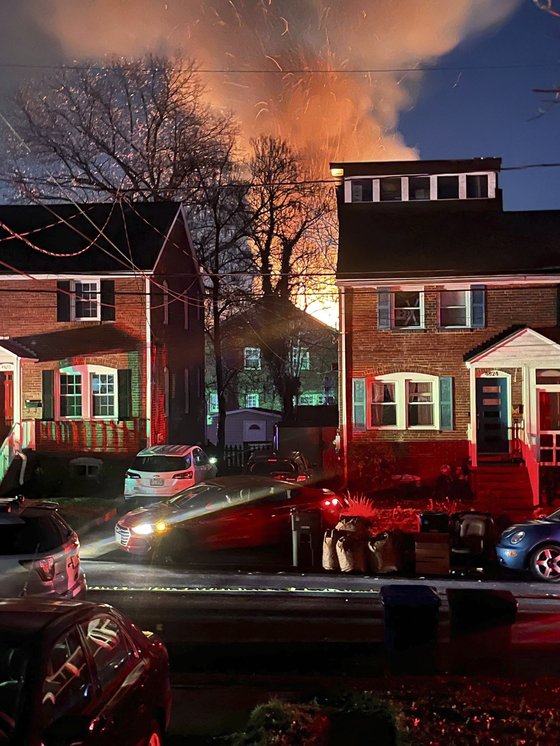 ワシントンＤＣ近郊バージニア州アーリントンの住宅爆発事件の現場。［写真　ＡＰ＝聯合ニュース］