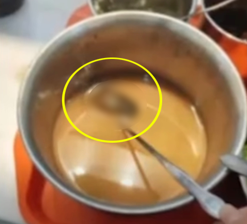 中国の大学構内飲食店で、麻醤が入った卓上瓶の中からネズミの死骸が見つかった。［写真　微博］