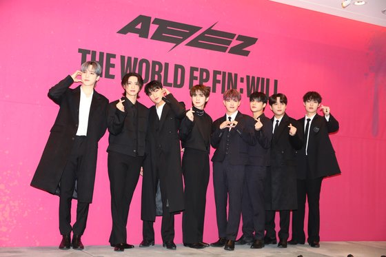 アイドルグループＡＴＥＥＺが１日、ソウル江南区（カンナムグ）で開かれた２ｎｄオリジナルアルバム『ＴＨＥ　ＷＯＲＬＤ　ＥＰ．ＦＩＮ：ＷＩＬＬ』の発売記念記者懇談会に出席している。［写真　ＫＱエンターテインメント］