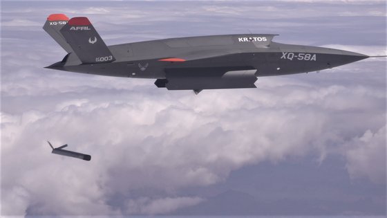 ＸＱ－５８Ａ無人機から発射されるアルティウス６００自爆ドローン　［米空軍］