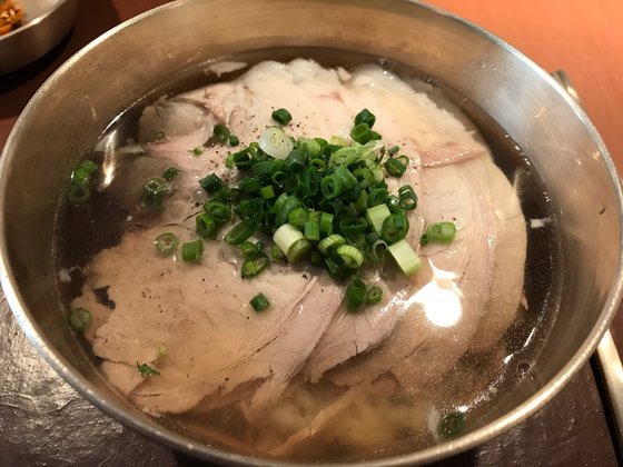 クッパ専門店「屋同食」の豚コムタン。［中央フォト］