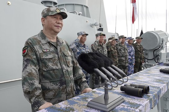 南シナ海で中国海軍艦隊を閲兵して演説する習近平国家主席　［新華＝聯合ニュース］