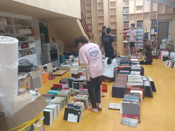 韓国伝統文化大学所属のＡ教授は学生らを自宅に呼び個人作業室と庭の整理などをさせたという疑惑を受けている。しかし賃金は支払わなかった。写真は２０１９年８月５日、個人作業室を整理している学生たち。