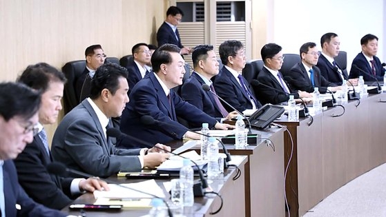 大統領室は１８日、北朝鮮が東海上に大陸間弾道ミサイル（ＩＣＢＭ）と推定される弾道ミサイルを発射したことを受け、国家安全保障会議（ＮＳＣ）常任委員会を招集した。　［写真　大統領室］