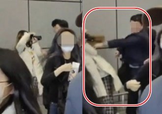  アイドルグループの警護員がファンを手で激しく押し倒す様子。［Ｘ（旧ツイッター）　キャプチャー］